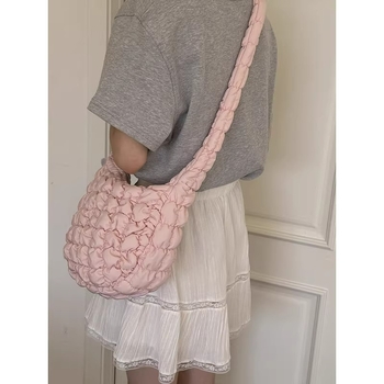Crossbody torba od meke PU kože s oblacnom plisiranom teksturom, zatvarač, skrivene džep, oblik dumpling