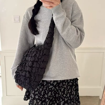 Crossbody torba od meke PU kože s oblacnom plisiranom teksturom, zatvarač, skrivene džep, oblik dumpling