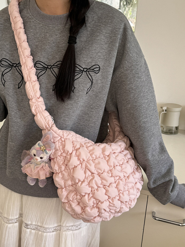 Crossbody torba od meke PU kože s oblacnom plisiranom teksturom, zatvarač, skrivene džep, oblik dumpling