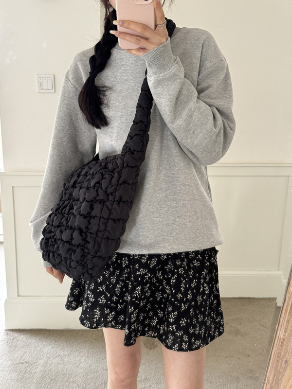Crossbody torba od meke PU kože s oblacnom plisiranom teksturom, zatvarač, skrivene džep, oblik dumpling
