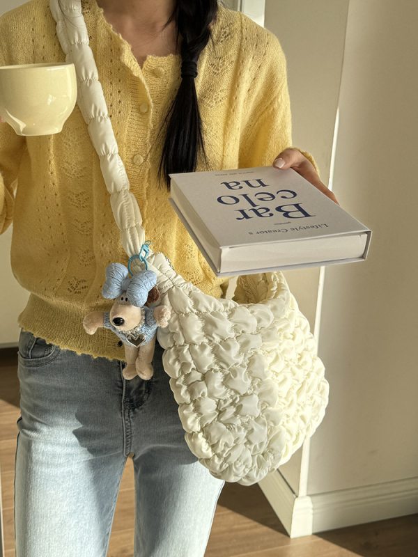 Crossbody torba od meke PU kože s oblacnom plisiranom teksturom, zatvarač, skrivene džep, oblik dumpling