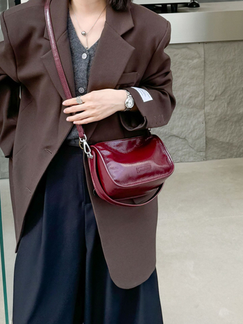 Geantă de umăr Shell din piele naturală, finisaj oil-wax, închidere cu fermoar, curea de umăr simplă, stil urban, buzunare interioare