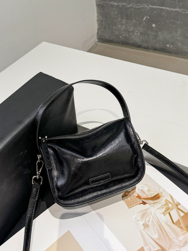 Geantă de umăr Shell din piele naturală, finisaj oil-wax, închidere cu fermoar, curea de umăr simplă, stil urban, buzunare interioare