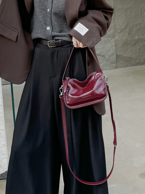 Geantă de umăr Shell din piele naturală, finisaj oil-wax, închidere cu fermoar, curea de umăr simplă, stil urban, buzunare interioare