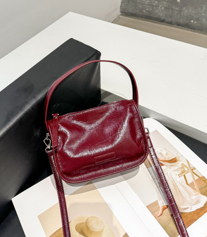 Geantă de umăr Shell din piele naturală, finisaj oil-wax, închidere cu fermoar, curea de umăr simplă, stil urban, buzunare interioare