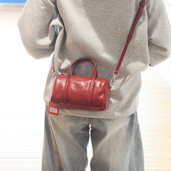 Dámska crossbody taška z pravej kože, top grain hovädzia koža, štvorcový tvar, zipsové zapínanie a skrytá kapsa, výstelka z polyestru a bavlny, mestský minimalistický štýl, jar 2025