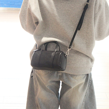 Dámska crossbody taška z pravej kože, top grain hovädzia koža, štvorcový tvar, zipsové zapínanie a skrytá kapsa, výstelka z polyestru a bavlny, mestský minimalistický štýl, jar 2025