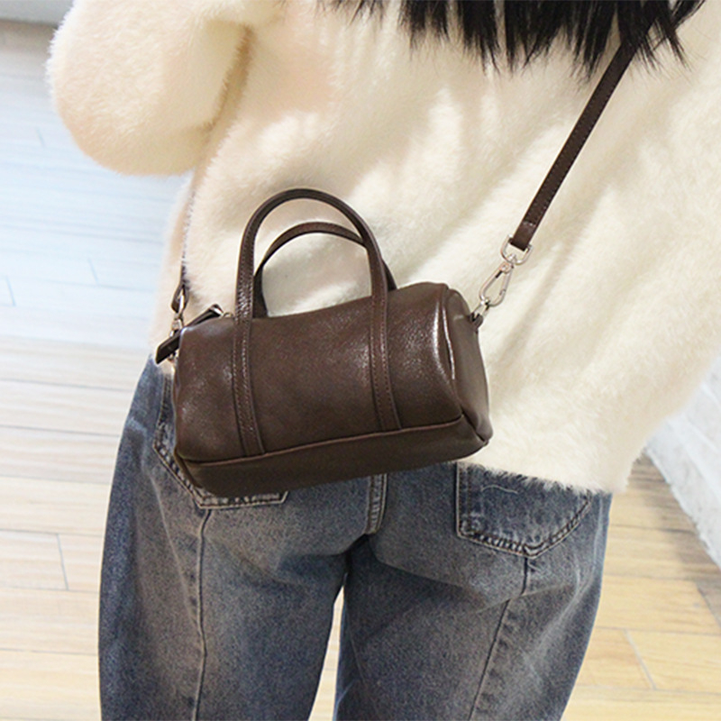 Dámska crossbody taška z pravej kože, top grain hovädzia koža, štvorcový tvar, zipsové zapínanie a skrytá kapsa, výstelka z polyestru a bavlny, mestský minimalistický štýl, jar 2025