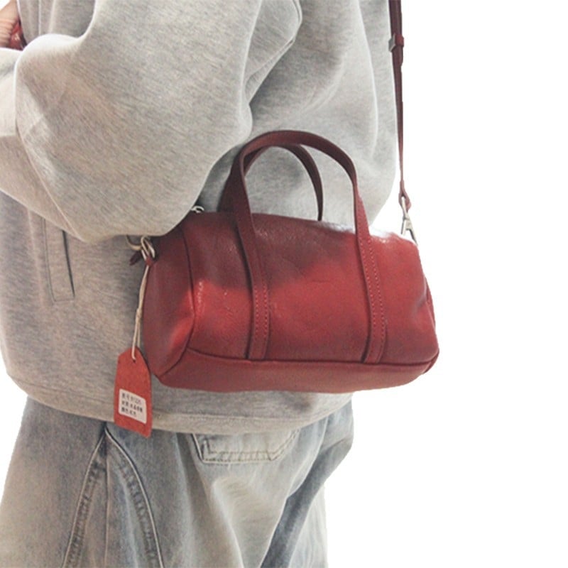 Dámska crossbody taška z pravej kože, top grain hovädzia koža, štvorcový tvar, zipsové zapínanie a skrytá kapsa, výstelka z polyestru a bavlny, mestský minimalistický štýl, jar 2025