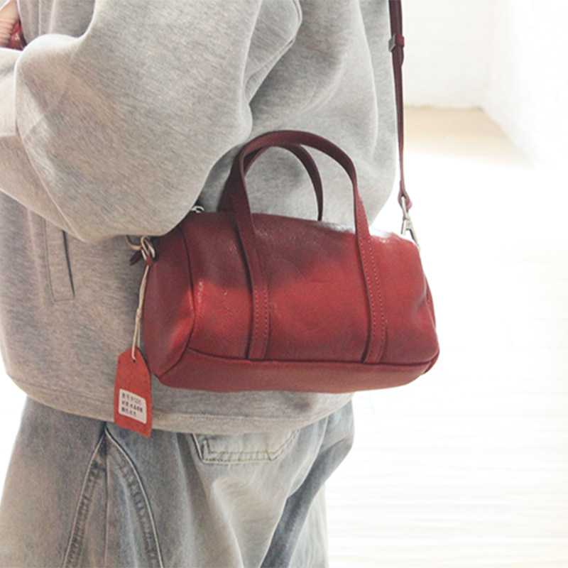 Dámska crossbody taška z pravej kože, top grain hovädzia koža, štvorcový tvar, zipsové zapínanie a skrytá kapsa, výstelka z polyestru a bavlny, mestský minimalistický štýl, jar 2025