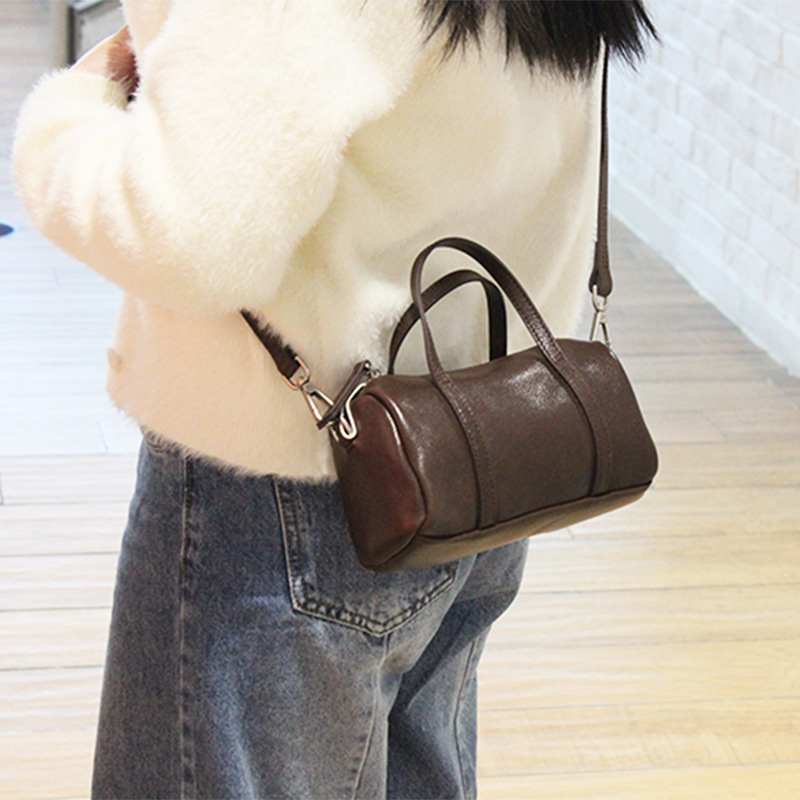 Dámska crossbody taška z pravej kože, top grain hovädzia koža, štvorcový tvar, zipsové zapínanie a skrytá kapsa, výstelka z polyestru a bavlny, mestský minimalistický štýl, jar 2025