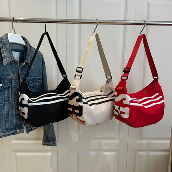 Ženska crossbody torbica od Oxford platna s motivom slova, lagana, horizontalno kvadratnog oblika, zatvaranje na zip, laminirani unutarnji džep