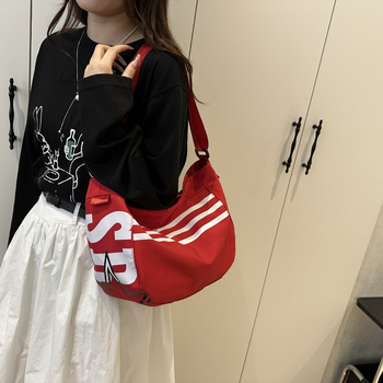 Ženska crossbody torbica od Oxford platna s motivom slova, lagana, horizontalno kvadratnog oblika, zatvaranje na zip, laminirani unutarnji džep