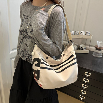 Ženska crossbody torbica od Oxford platna s motivom slova, lagana, horizontalno kvadratnog oblika, zatvaranje na zip, laminirani unutarnji džep
