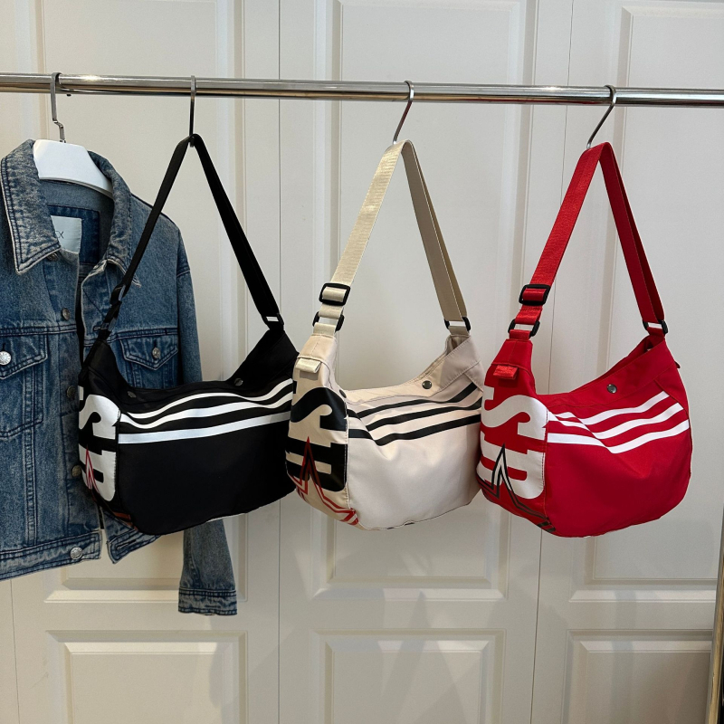 Ženska crossbody torbica od Oxford platna s motivom slova, lagana, horizontalno kvadratnog oblika, zatvaranje na zip, laminirani unutarnji džep
