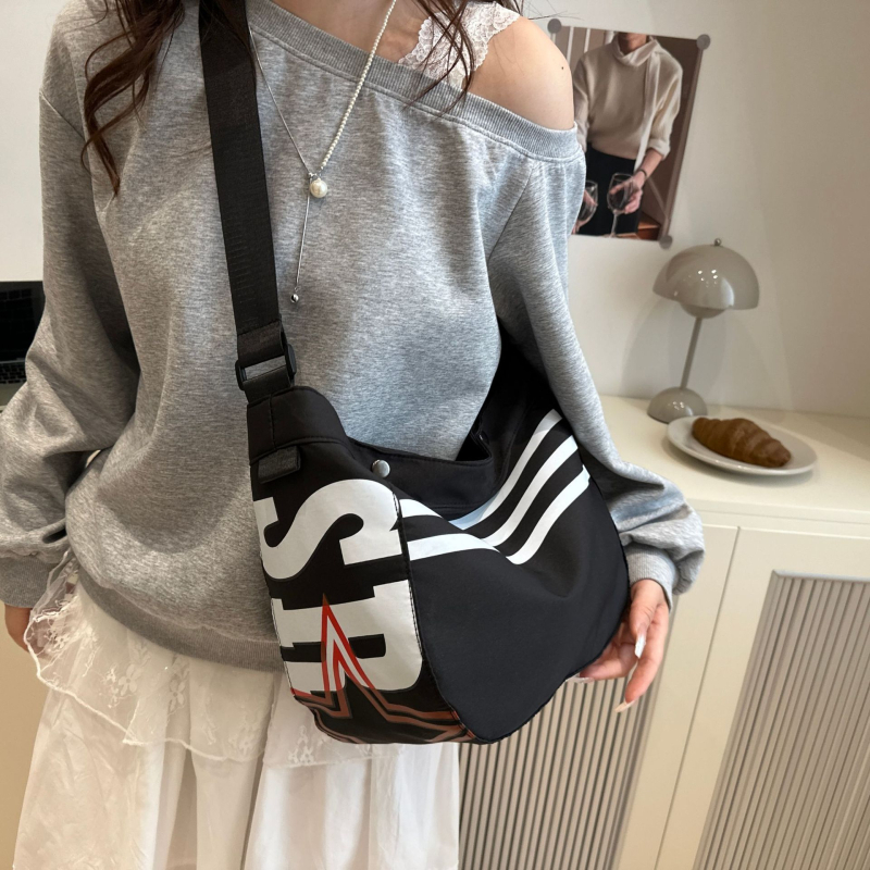 Ženska crossbody torbica od Oxford platna s motivom slova, lagana, horizontalno kvadratnog oblika, zatvaranje na zip, laminirani unutarnji džep
