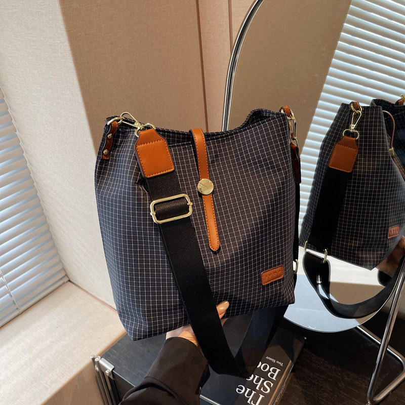 Geantă bucket – impermeabilă din Oxford, crossbody, capacitate mare, compartimente pentru documente și buzunar laminat cu fermoar