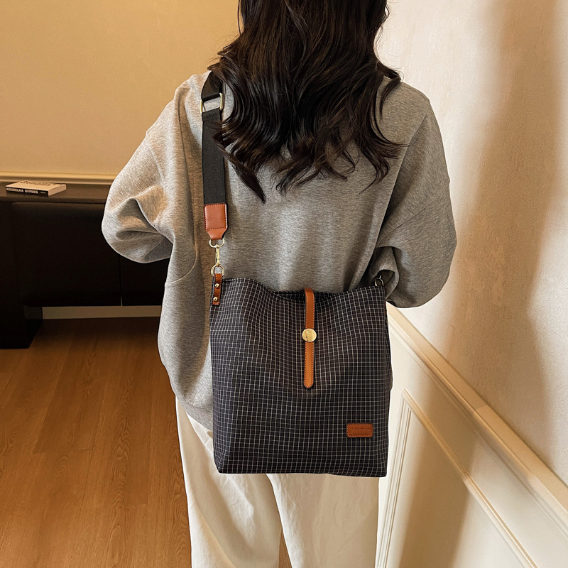 Geantă bucket – impermeabilă din Oxford, crossbody, capacitate mare, compartimente pentru documente și buzunar laminat cu fermoar