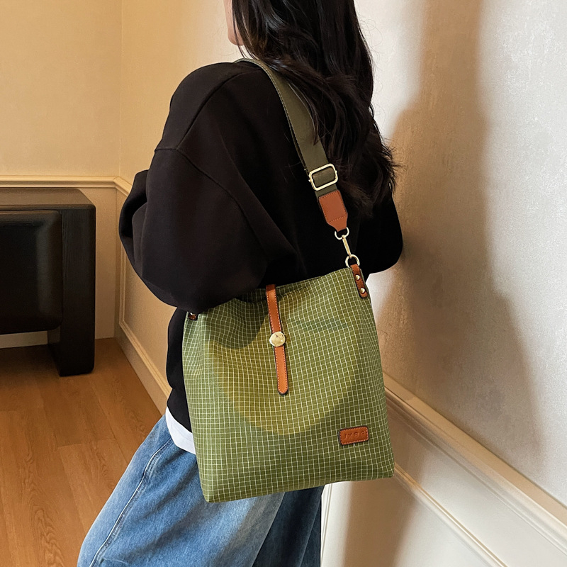 Geantă bucket – impermeabilă din Oxford, crossbody, capacitate mare, compartimente pentru documente și buzunar laminat cu fermoar