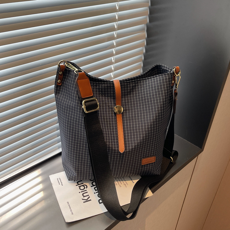 Geantă bucket – impermeabilă din Oxford, crossbody, capacitate mare, compartimente pentru documente și buzunar laminat cu fermoar