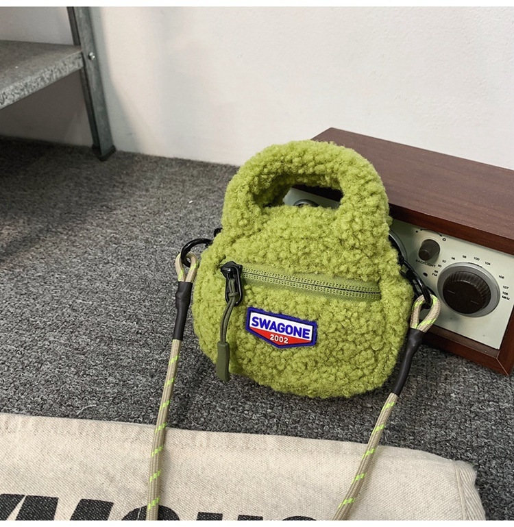Crossbody torba od pliša, okruglog oblika, zatvarač, unutarnji džep za telefon, podstava od Oxford platna