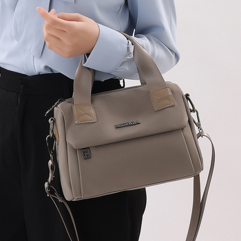 Najlonska kvadratna crossbody torbica za žene, vodoravna kvadratna forma, elegantan zrel stil, zatvarač, unutarnji džepovi: džep sa zatvaračem i džep za mobitel