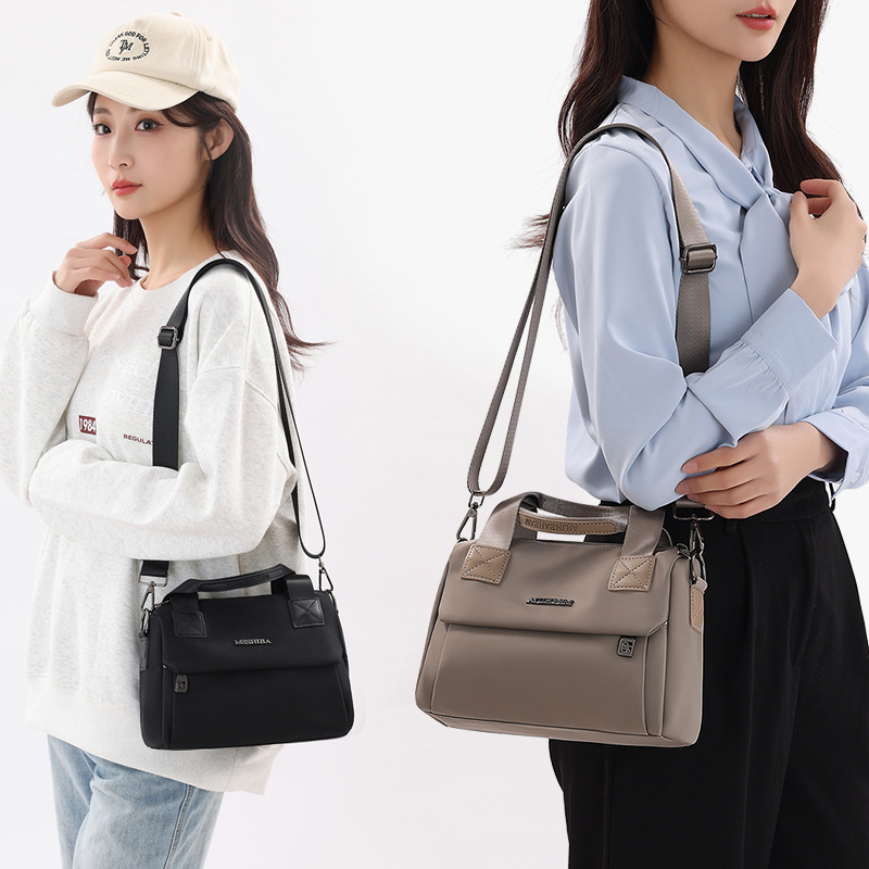 Najlonska kvadratna crossbody torbica za žene, vodoravna kvadratna forma, elegantan zrel stil, zatvarač, unutarnji džepovi: džep sa zatvaračem i džep za mobitel