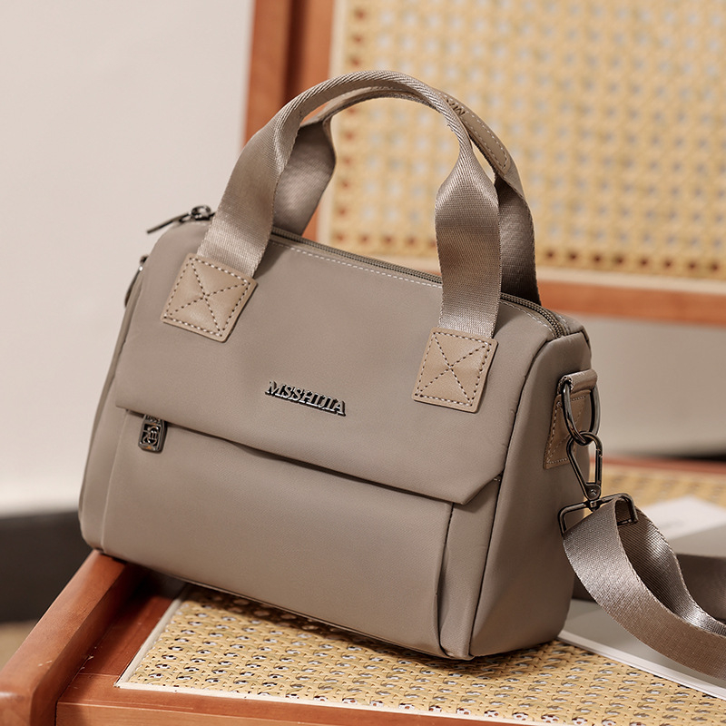 Najlonska kvadratna crossbody torbica za žene, vodoravna kvadratna forma, elegantan zrel stil, zatvarač, unutarnji džepovi: džep sa zatvaračem i džep za mobitel