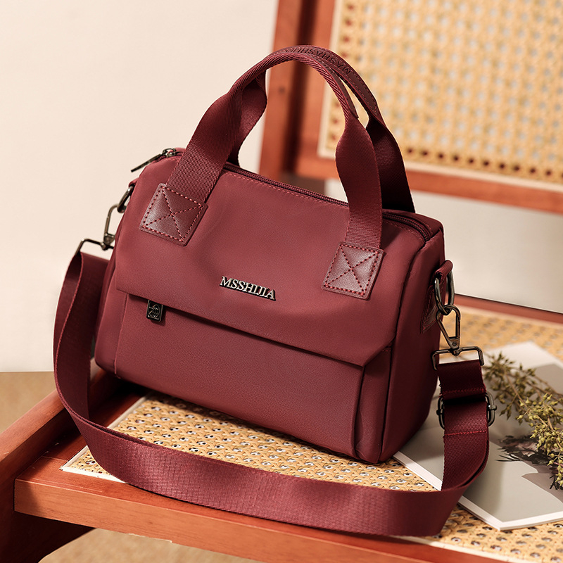 Najlonska kvadratna crossbody torbica za žene, vodoravna kvadratna forma, elegantan zrel stil, zatvarač, unutarnji džepovi: džep sa zatvaračem i džep za mobitel