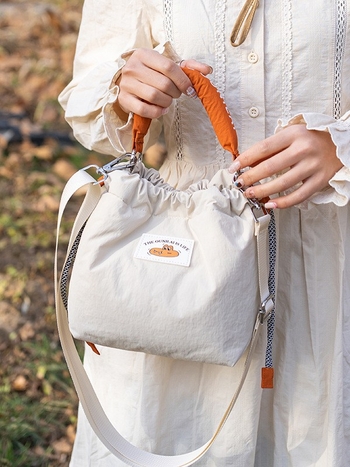 Torba za mirrorless kameru s jednim remenom, bucket bag stil, magnetsko zatvaranje, vanjski Oxford materijal, podstava od poliestera