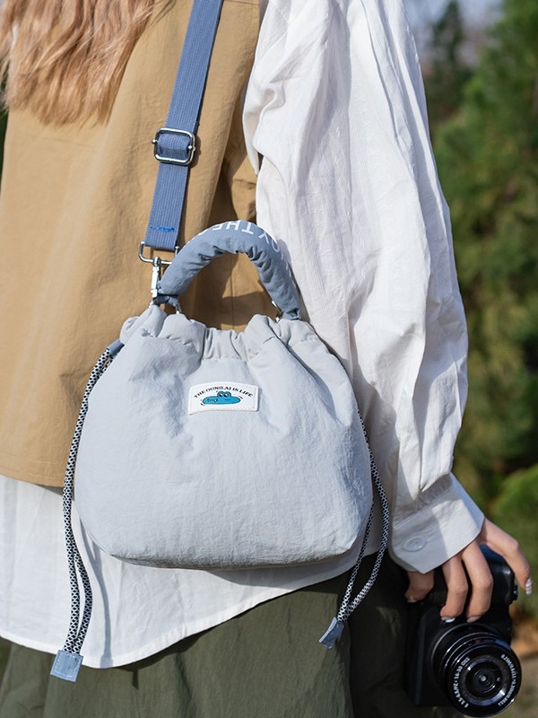 Torba za mirrorless kameru s jednim remenom, bucket bag stil, magnetsko zatvaranje, vanjski Oxford materijal, podstava od poliestera