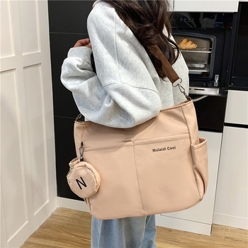 Crossbody torba od kanvas materijala Oxford, vertikalni pravokutni silueta, zatvaranje zipom, skrivene džepove sa zipom i džep za dokumente, podstava poliester