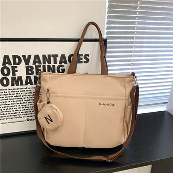 Crossbody torba od kanvas materijala Oxford, vertikalni pravokutni silueta, zatvaranje zipom, skrivene džepove sa zipom i džep za dokumente, podstava poliester