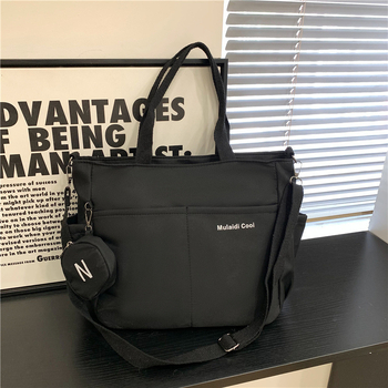 Crossbody torba od kanvas materijala Oxford, vertikalni pravokutni silueta, zatvaranje zipom, skrivene džepove sa zipom i džep za dokumente, podstava poliester