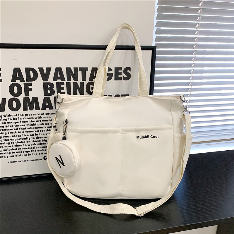 Crossbody torba od kanvas materijala Oxford, vertikalni pravokutni silueta, zatvaranje zipom, skrivene džepove sa zipom i džep za dokumente, podstava poliester