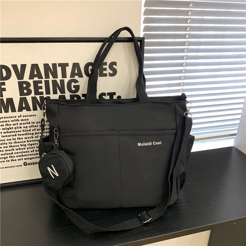 Crossbody torba od kanvas materijala Oxford, vertikalni pravokutni silueta, zatvaranje zipom, skrivene džepove sa zipom i džep za dokumente, podstava poliester
