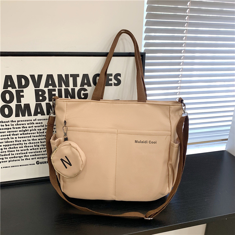 Crossbody torba od kanvas materijala Oxford, vertikalni pravokutni silueta, zatvaranje zipom, skrivene džepove sa zipom i džep za dokumente, podstava poliester
