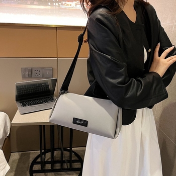 Nylon Crossbody torba za žene, jednostruka ramena, zatvarač na zip, unutarnji džep na zip i džep za telefon, ljeto 2025
