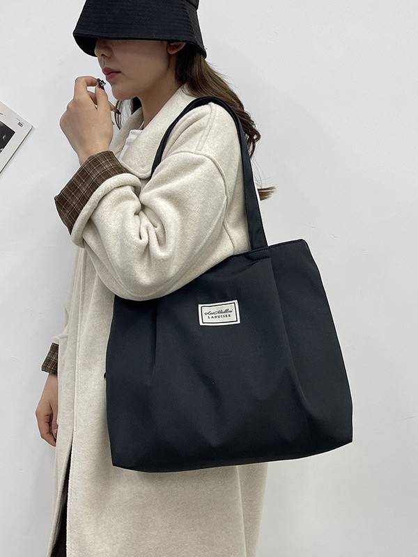 Nylon tote torba, gradski minimalistički stil - Zimsko izdanje 2025, zatvaranje na zip