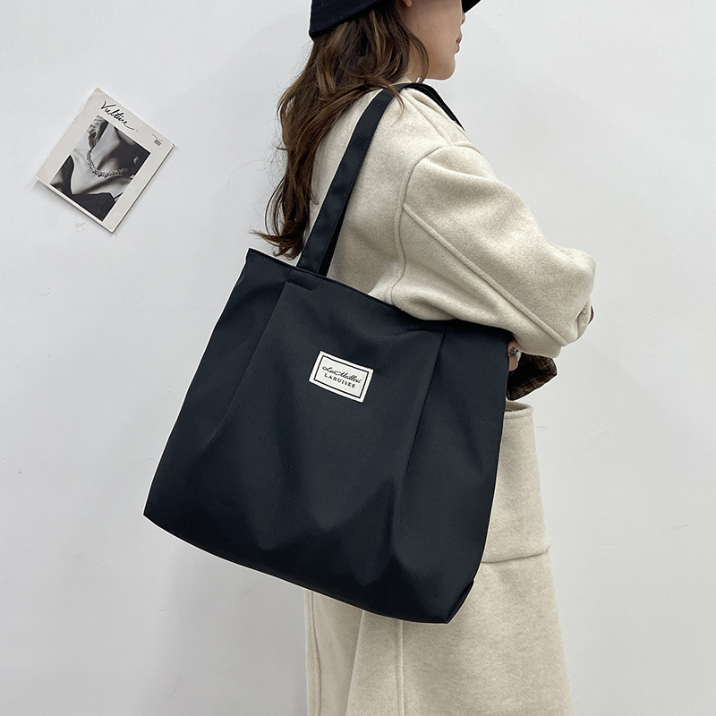 Nylon tote torba, gradski minimalistički stil - Zimsko izdanje 2025, zatvaranje na zip