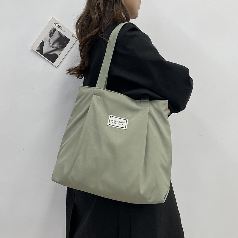 Nylon tote torba, gradski minimalistički stil - Zimsko izdanje 2025, zatvaranje na zip