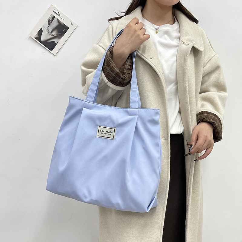 Nylon tote torba, gradski minimalistički stil - Zimsko izdanje 2025, zatvaranje na zip