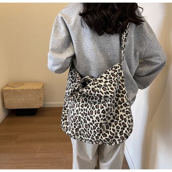 Leopardom ispisana platnena torbica za žene - gradska jednostavnost; cilindrični oblik; zatvarač; pretinac za mobitel i laminirani pretinac sa zatvaračem