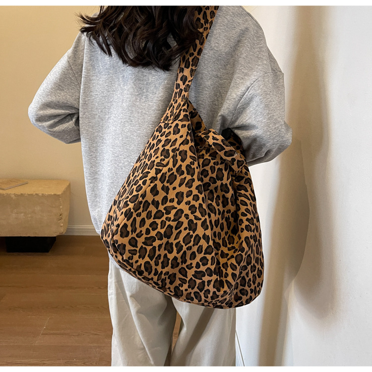 Leopardom ispisana platnena torbica za žene - gradska jednostavnost; cilindrični oblik; zatvarač; pretinac za mobitel i laminirani pretinac sa zatvaračem