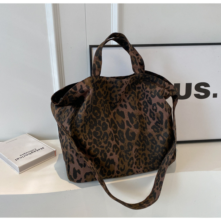 Leopardom ispisana platnena torbica za žene - gradska jednostavnost; cilindrični oblik; zatvarač; pretinac za mobitel i laminirani pretinac sa zatvaračem
