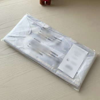 Slamnata tote torba, vodoravni kvadratni oblik, otvoreni vrh, unutarnja pretinica za laptop, dvostruke ručke
