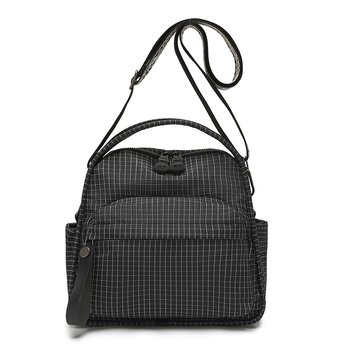 Crossbody torba za svakodnevnu upotrebu, kompaktna vodoravna kvadratna forma; materijal: Oxford platno; zatvaranje: zatvarač; unutarnji pretinci: pretinac sa zatvaračem i pretinac za mobitel; podstava: poliester.