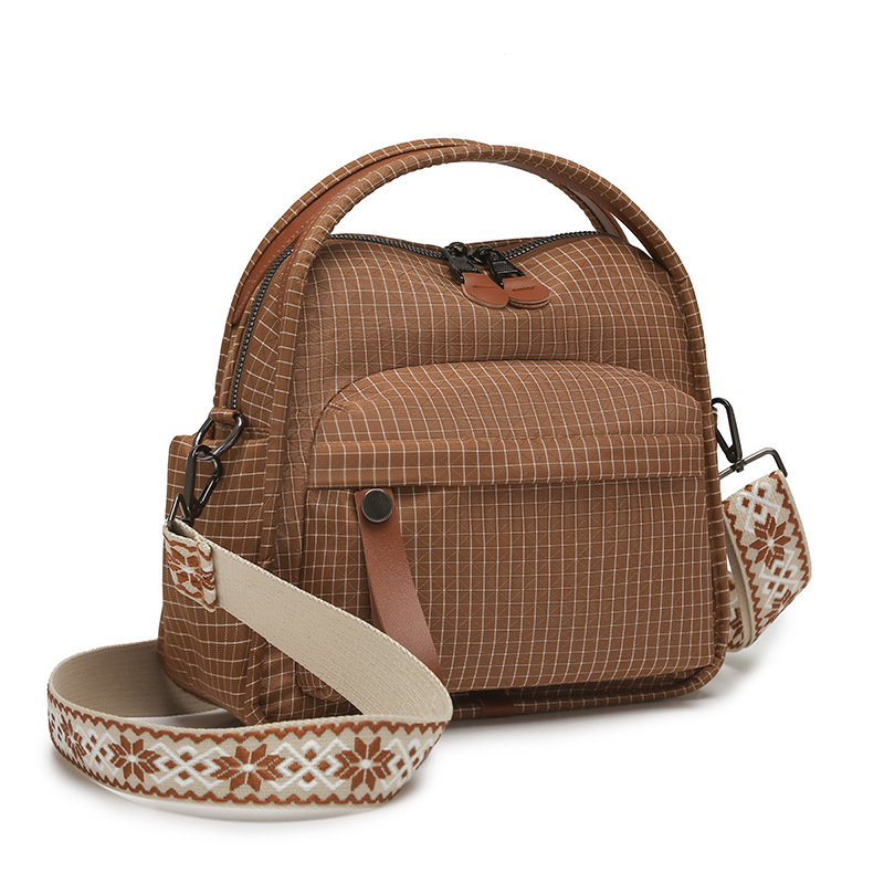 Crossbody torba za svakodnevnu upotrebu, kompaktna vodoravna kvadratna forma; materijal: Oxford platno; zatvaranje: zatvarač; unutarnji pretinci: pretinac sa zatvaračem i pretinac za mobitel; podstava: poliester.