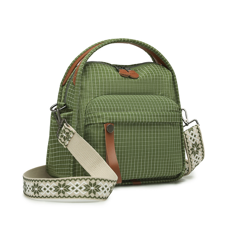 Crossbody torba za svakodnevnu upotrebu, kompaktna vodoravna kvadratna forma; materijal: Oxford platno; zatvaranje: zatvarač; unutarnji pretinci: pretinac sa zatvaračem i pretinac za mobitel; podstava: poliester.