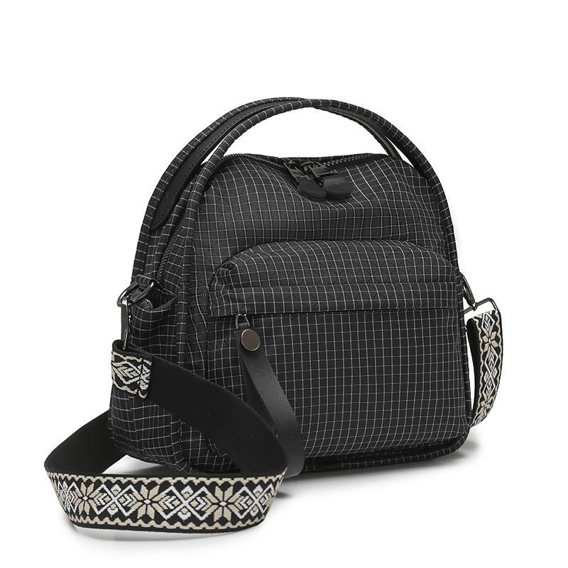 Crossbody torba za svakodnevnu upotrebu, kompaktna vodoravna kvadratna forma; materijal: Oxford platno; zatvaranje: zatvarač; unutarnji pretinci: pretinac sa zatvaračem i pretinac za mobitel; podstava: poliester.